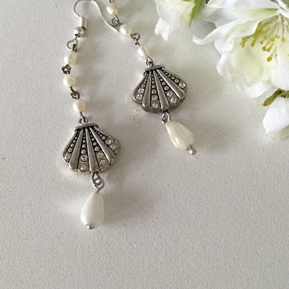 SALE💕Beach Earrings, Scallop Rhinestone Earrings - Picture 2 of 13